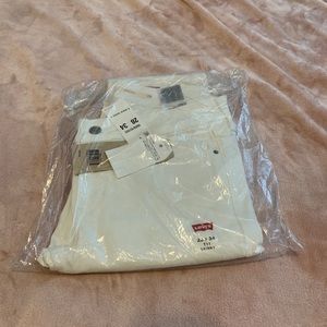 NWT Levi’s 711 Skinny White Jeans